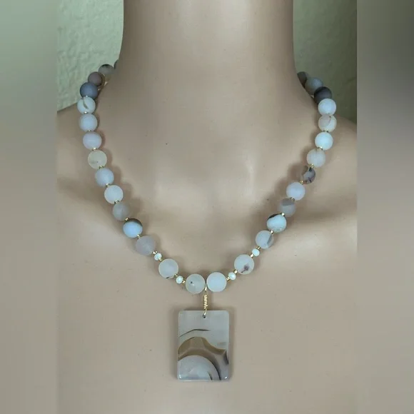 22 inch Matte Flower Agate bead necklace NWOT - Picture 1 of 15